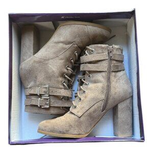 Madden Girl Klaim Boots Women's Size 7.5 Taupe High Heels Lace ups Used in Box